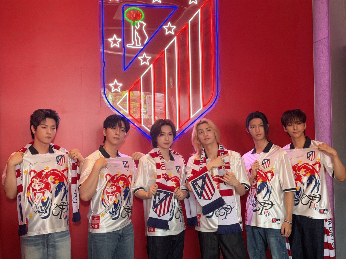 XH_official's tweet photo. Xdinary Heroes with #AtleticodeMadrid ❤️🤍
Having a great time at Casa Atleti Seoul🔥

#XdinaryHeroes #엑스디너리히어로즈
#WE_ARE_ALL_HEROES 
#오버더피치 #아틀레티코마드리드 https://t.co/zkgQpznQLK