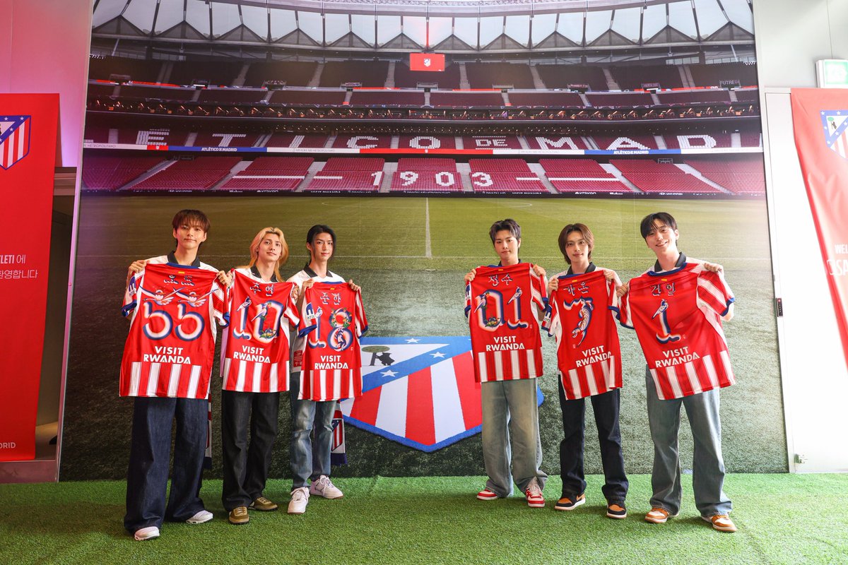 XH_official's tweet photo. Xdinary Heroes with #AtleticodeMadrid ❤️🤍
Having a great time at Casa Atleti Seoul🔥

#XdinaryHeroes #엑스디너리히어로즈
#WE_ARE_ALL_HEROES 
#오버더피치 #아틀레티코마드리드 https://t.co/zkgQpznQLK