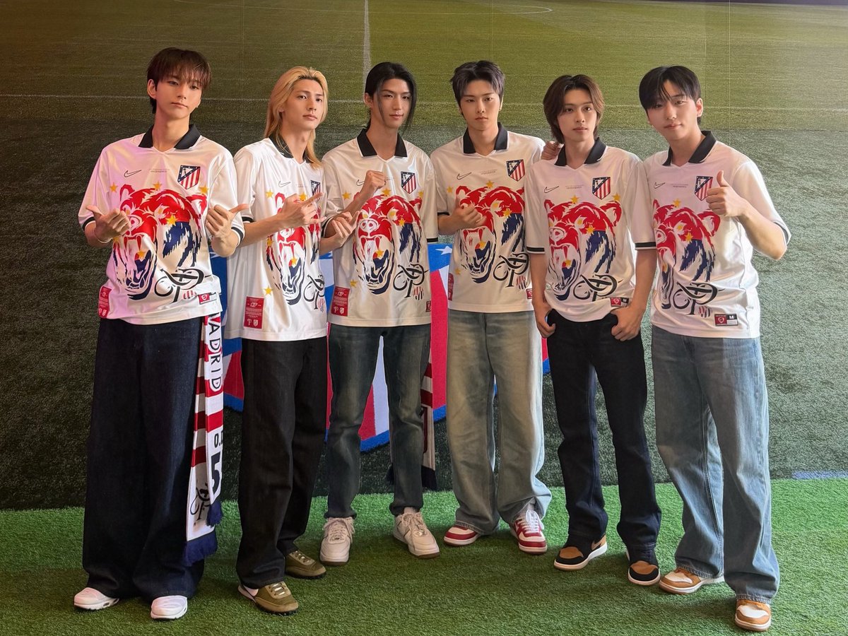XH_official's tweet photo. Xdinary Heroes with #AtleticodeMadrid ❤️🤍
Having a great time at Casa Atleti Seoul🔥

#XdinaryHeroes #엑스디너리히어로즈
#WE_ARE_ALL_HEROES 
#오버더피치 #아틀레티코마드리드 https://t.co/zkgQpznQLK