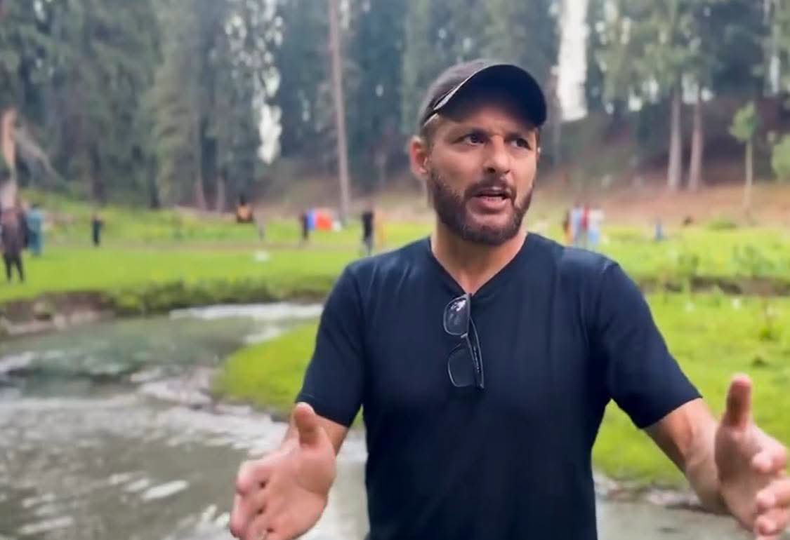 Hooriya846440's tweet photo. Shahid Afridi urges everyone to keep Northern Pakistan clean. Enjoy the breathtaking landscapes, take your memories home, and leave nothing behind but your footprints. 🇵🇰
#ShahidAfridi #CleanPakistan #NorthernPakistan https://t.co/HlPIj7O7Ic