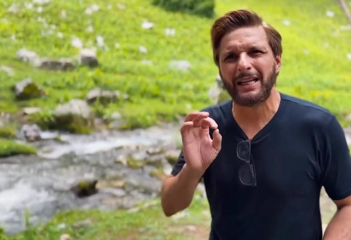 Hooriya846440's tweet photo. Shahid Afridi urges everyone to keep Northern Pakistan clean. Enjoy the breathtaking landscapes, take your memories home, and leave nothing behind but your footprints. 🇵🇰
#ShahidAfridi #CleanPakistan #NorthernPakistan https://t.co/HlPIj7O7Ic