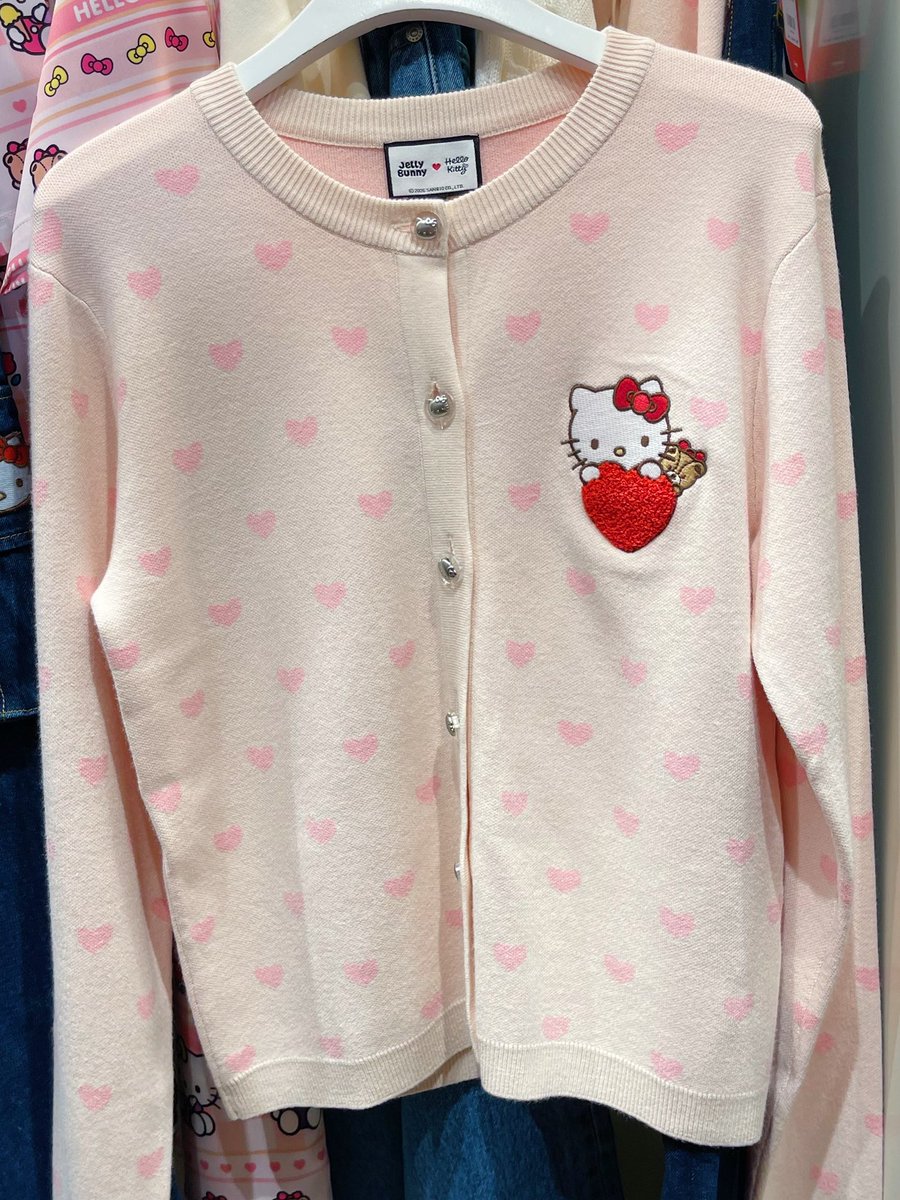 pinku_tai's tweet photo. Jelly Bunny  ซีซันใหม่ชวนกรี๊ดด เสิร์ฟความคิ้วท์แบบ เต็มพิกัด จับมือ Hello Kitty ส่งคอลเลกชันน่ารักๆ มาให้ได้ฟรินนกันอีกล๊าวว รอบนี้ชมพูชมใจสุดๆ ทั้งเสื้อผ้า กระเป๋า รองเท้ส และอีกเพียบ ต้องมาดูให้เห็นกับตาเนื้อ บอกเลยฟรินแน่นอน อเวจีมาสาขา เซ็นทรัลเวิร์ดน๊าา 🏠🍎🎀 https://t.co/L71Z8zAIC4