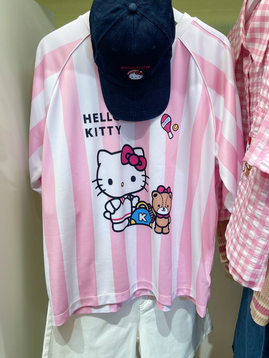 pinku_tai's tweet photo. Jelly Bunny  ซีซันใหม่ชวนกรี๊ดด เสิร์ฟความคิ้วท์แบบ เต็มพิกัด จับมือ Hello Kitty ส่งคอลเลกชันน่ารักๆ มาให้ได้ฟรินนกันอีกล๊าวว รอบนี้ชมพูชมใจสุดๆ ทั้งเสื้อผ้า กระเป๋า รองเท้ส และอีกเพียบ ต้องมาดูให้เห็นกับตาเนื้อ บอกเลยฟรินแน่นอน อเวจีมาสาขา เซ็นทรัลเวิร์ดน๊าา 🏠🍎🎀 https://t.co/L71Z8zAIC4