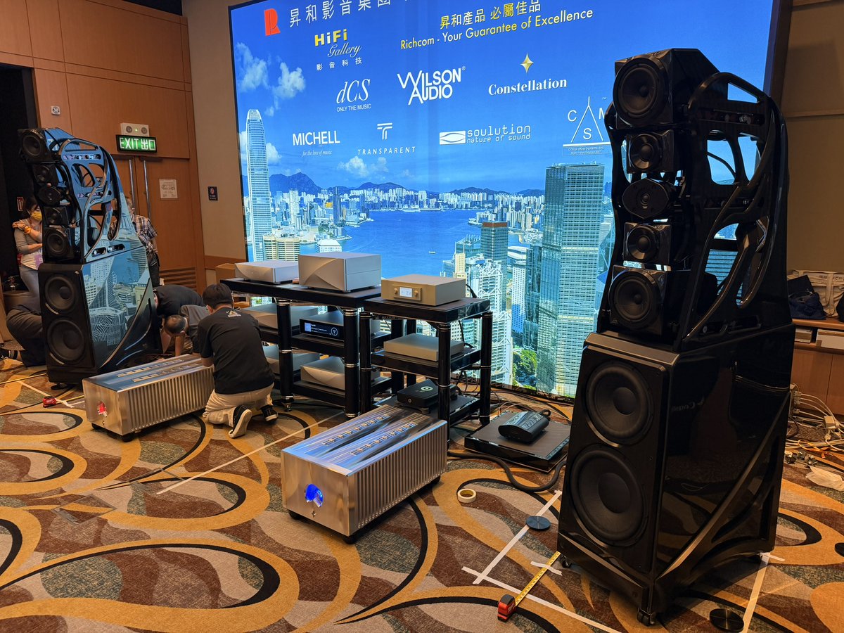 WilsonAudio's tweet photo. Audiotechnique 音響技術 | Richcom Audio Video Group 昇和影音集團【S428 旗艦焦點強勢登場！Wilson Audio、Constellation Audio、Data Conversion Systems Ltd dCS 】✨
各位發燒友！2026香港高級視聽展 8月7-9日 喺香港會議展覽中心（HKCEC） 舉行！
S428 Richcom Audio Video Group 昇和影音集團 今次帶來多個頂級品牌嘅重磅焦點器材！
🎯 重點推介：
1️⃣ Wilson Audio Autobiography (Carbon Black)（旗艦揚聲器）
• 5-way 設計，配備 1" 高音、2" 同 7" 中音、12" + 15" 低音單元
• 靈敏度約 89.5dB，頻率響應 18Hz–36kHz
• 重量每隻約 372kg
• HK$6,280,000

2️⃣ Constellation Performance 2（前級 + 立體聲後級）
• Preamplifier：HK$428,000
• Stereo Amplifier：HK$598,000

3️⃣ dCS Varèse（旗艦數碼系統）
• 多機箱架構：Core + Mono DACs + Master Clock + User Interface + CD/SACD Transport
• 採用 Differential Ring DAC 技術
• HK$2,740,000

呢三款全部係今次展覽嘅頂級焦點！千祈唔好錯過！
計劃好8月7-9日 嚟香港會議展覽中心 S428 Richcom Audio Video Group 昇和影音集團 展位，親身體驗 Wilson Audio、Constellation 同 dCS 嘅旗艦實力！🎧🚀
想第一時間收到更多情報？記住加入官方社團「 2026香港高級視聽展最新情報」！
官網：https://t.co/qbMqchlR4G