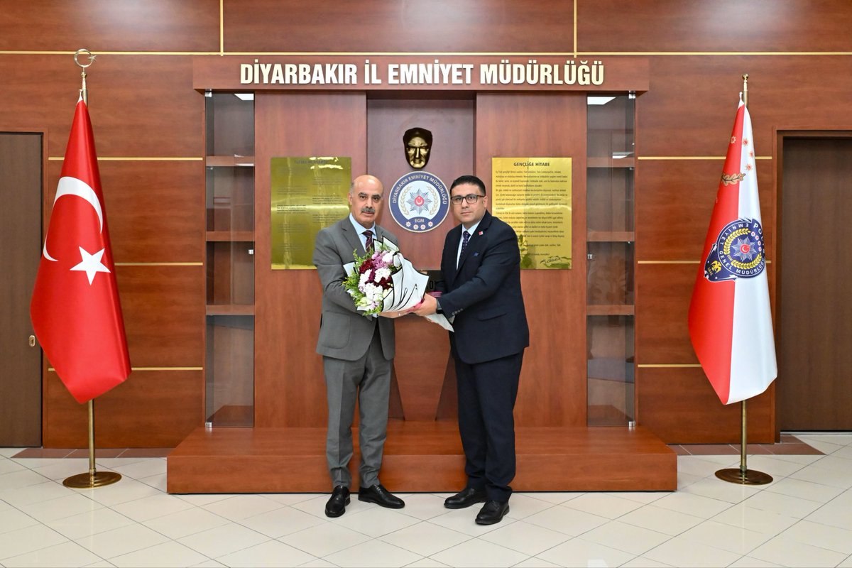 sertacekechp's tweet photo. Diyarbakır İl Emniyet Müdürümüz Sayın Nurettin GÖKDUMAN’ı, İl Yönetim Kurulumuz ile birlikte ziyaret ederek kentimize ilişkin değerlendirmelerde bulunduk.

Nazik kabulleri ve misafirperverlikleri için Sayın Müdürümüze teşekkür ediyor, fedakârca görev yapan tüm emniyet mensuplarımıza çalışmalarında başarılar diliyoruz.

Diyarbakır’ın huzuru, güvenliği ve ortak geleceği adına kurumlar arası diyalog ve iş birliğini güçlendirmeye devam edeceğiz.

Av. Sertaç EKE
CHP Diyarbakır İl Başkanı

@chpdiyarbakirx @DiyarbakirEmn