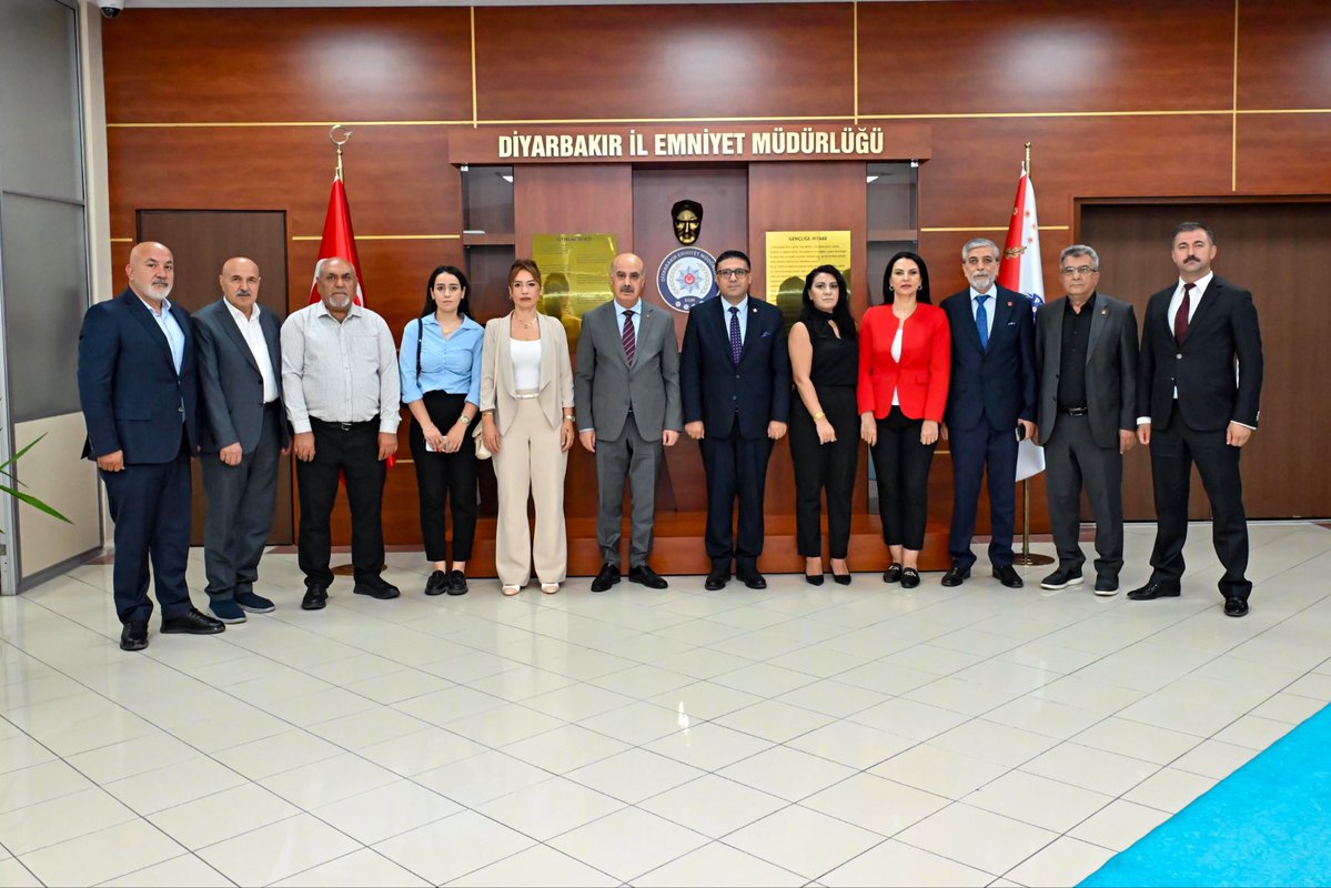 sertacekechp's tweet photo. Diyarbakır İl Emniyet Müdürümüz Sayın Nurettin GÖKDUMAN’ı, İl Yönetim Kurulumuz ile birlikte ziyaret ederek kentimize ilişkin değerlendirmelerde bulunduk.

Nazik kabulleri ve misafirperverlikleri için Sayın Müdürümüze teşekkür ediyor, fedakârca görev yapan tüm emniyet mensuplarımıza çalışmalarında başarılar diliyoruz.

Diyarbakır’ın huzuru, güvenliği ve ortak geleceği adına kurumlar arası diyalog ve iş birliğini güçlendirmeye devam edeceğiz.

Av. Sertaç EKE
CHP Diyarbakır İl Başkanı

@chpdiyarbakirx @DiyarbakirEmn