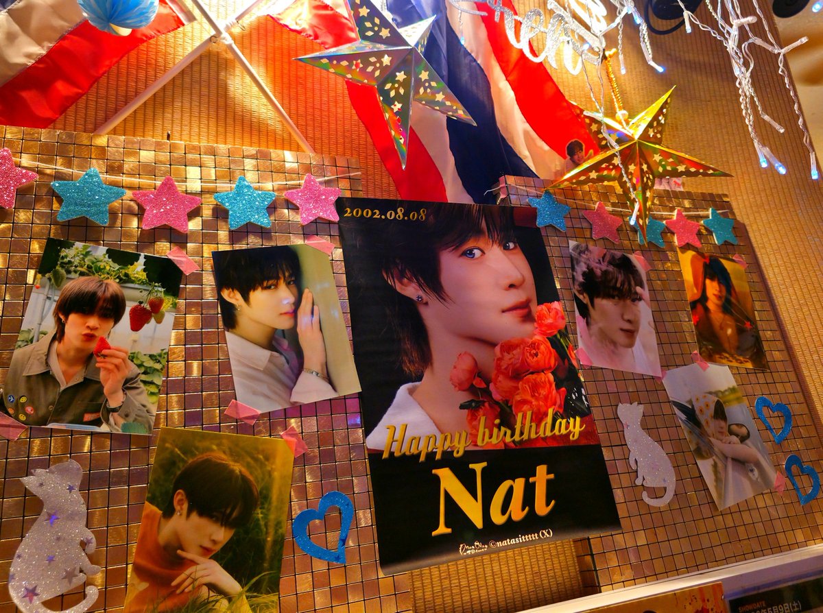 nnatuuna's tweet photo. Natくんの誕生日ということで今年も茶房さんへ行ってきました🍼🎂✨️
可愛すぎるGiveawayと装飾に感動🫠
タイグリーンミルクティーも美味しかったです🤤🧋
いつもありがとうございます🫶🏻🩵✨️
#Nat24th誕生祭inJapan 
#ProjectForNAT24thBD
#natasitt
#ขวดนมของเบบี้ณฐ
#MaxNat恐竜ミルク https://t.co/VXpOixAohm