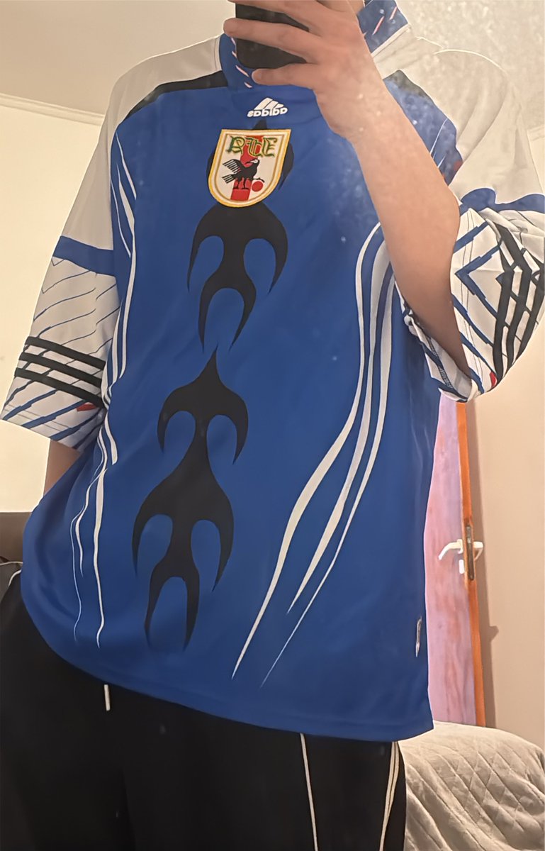 _xvvnder's tweet photo. Único detalle , el cuello de la Icon de Japón está un poco descentrado, pero solo un mínimo detalle , pasa desapercibido. https://t.co/EeQyuOYAMG