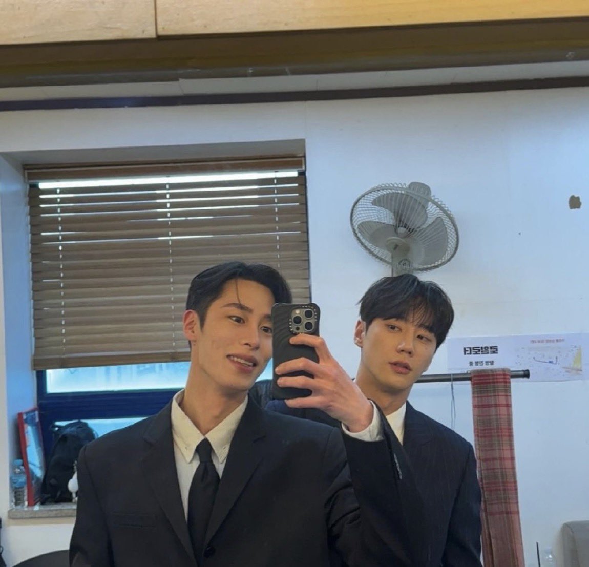 1997_0122_'s tweet photo. 국방부에 빼앗긴 두 남성 https://t.co/W1lgxoqtaW