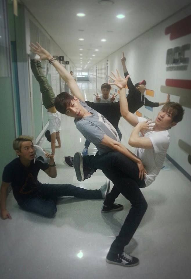 duuduuhada's tweet photo. 사진한장에과격한서양읍동에서나볼수있는자세가몇개나있는거임 ㅆ발…
(논씨피적발언입니다 https://t.co/UFXljHouaT