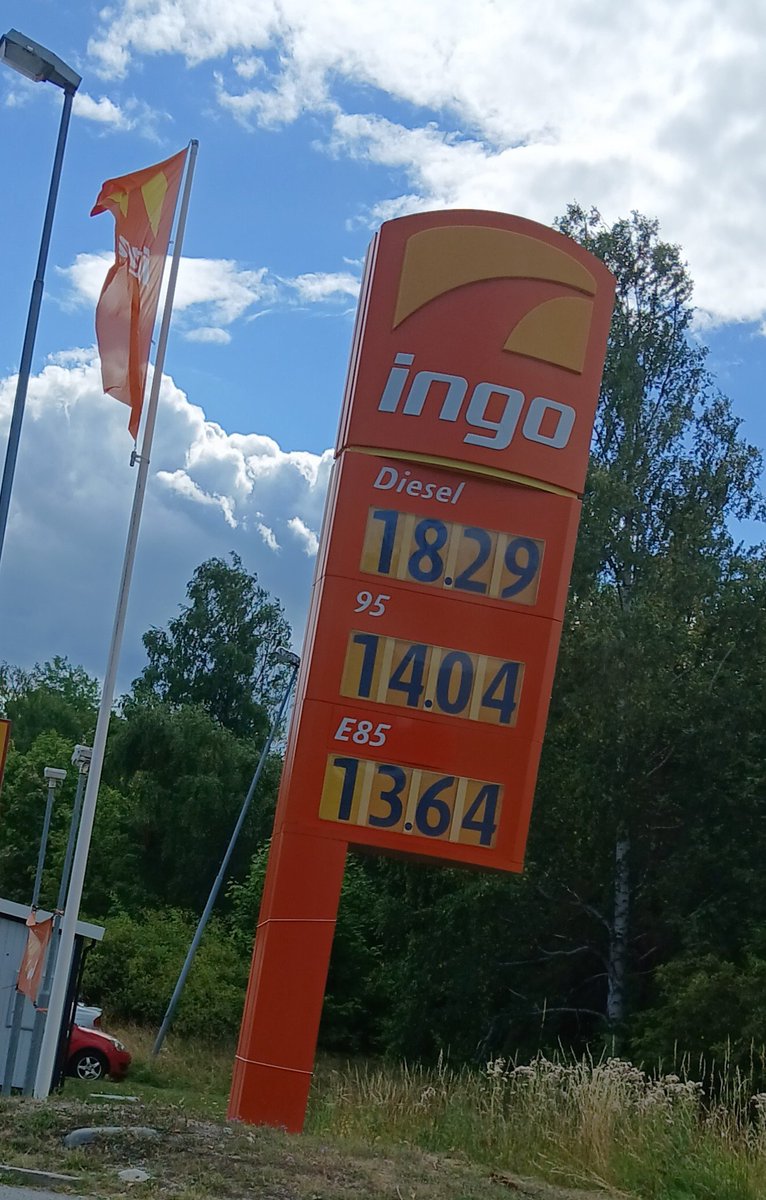 Marre29366292's tweet photo. Tack SD. Det var ett nöje att tanka idag. 
#Ingo
#bil
#Bensin
#Diesel
#FuckMP
#bränsle
@sdriks 
@miljopartiet 
@socialdemokrat 
@moderaterna https://t.co/TGWps7aDIg
