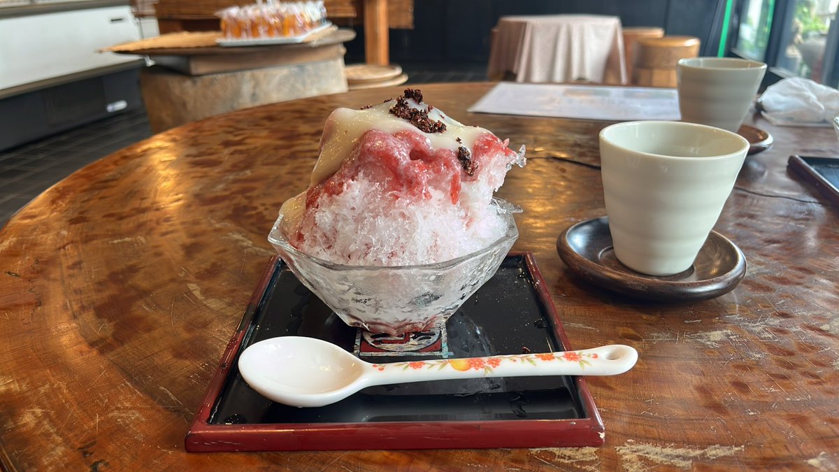 a_aki4's tweet photo. 福島県南相馬市にある栄泉堂さんで、優しいかき氷を食べてきました🍧
無添加のいちごシロップと豆乳練乳の上に、こし餡とお餅が乗っている「いちご大福氷」です🍓大福とかき氷を一度に食べてれて、冷んやりもちもち美味しいです😋
#cafe #福島グルメ #福島スイーツ #ふくしま情報発信局 #カフェ巡り https://t.co/VqJmsKGAOR