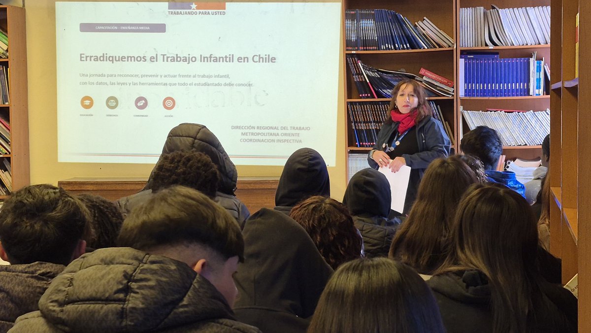 drtmetrooriente's tweet photo. 📍[AHORA] En el Colegio Teniente Dagoberto Godoy de El Bosque, más de 40 adolescentes de 2° medio, participan del taller #ErradicacióndelTrabajoInfantil.
La iniciativa, inaugurada por la directora regional (s), Carolina Lagos, fue organizada por la Coord. Inspectiva de la DRTMO. https://t.co/Dn0GsrWew6