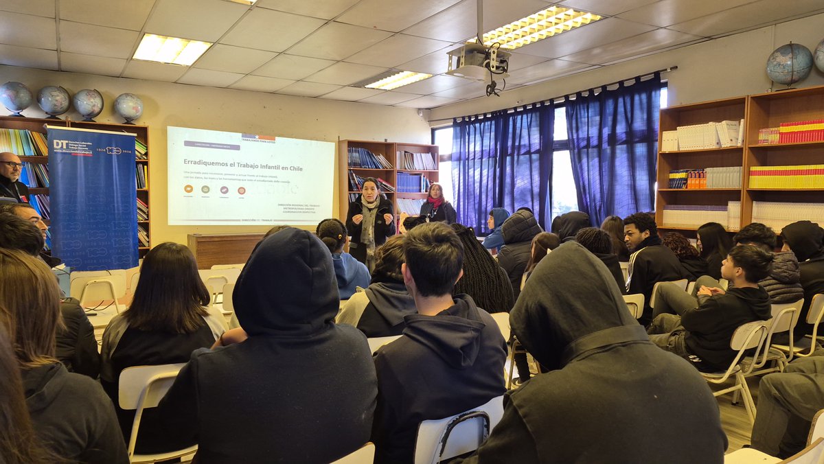 drtmetrooriente's tweet photo. 📍[AHORA] En el Colegio Teniente Dagoberto Godoy de El Bosque, más de 40 adolescentes de 2° medio, participan del taller #ErradicacióndelTrabajoInfantil.
La iniciativa, inaugurada por la directora regional (s), Carolina Lagos, fue organizada por la Coord. Inspectiva de la DRTMO. https://t.co/Dn0GsrWew6