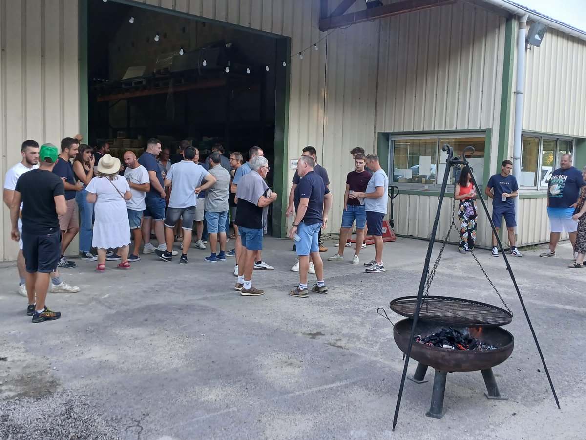110Bourgogne's tweet photo. [FIN DE MOISSON] ☀️ 
Place à la tradition ! 🍴

Hier, près de 40 salariés et adhérents se sont réunis à Neuvy-Sautour pour le traditionnel chien de moisson.🔥

Merci à nos techniciens pour l'organisation et aux participants pour ce beau moment ! 👏🏻

📷 Images 👇🏻

#VieDeCoop https://t.co/QXASJskfXv