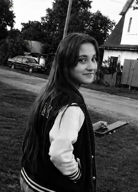 BohuslavskaKate's tweet photo. This is 13-year-old Oleksandra. Yesterday, she passed away from injuries sustained on June 22 when a Russian drone struck a residential building in the village of Znob-Novhorodske, Sumy region 🕯💔

​The attack killed her grandmother, stepfather, and half-brother.

​Her mother managed to pull Oleksandra and her stepson, Maksym, from the rubble, saving their lives. However, the young girl suffered burns over 40% of her body.

​For 45 days, doctors did everything in their power to save her, but yesterday (August 5), Oleksandra's heart stopped.