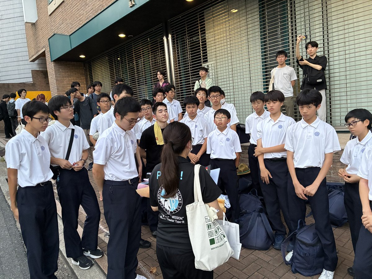 rokkomonosense's tweet photo. ソニック本番の日、4年と半分、演劇部と共に歩んでくれたみん先生が、おめでたき件で、六甲ご退職😢
演劇部引率が最後のお仕事となりました。
ささやかながら、部員からお花と色紙を。

先生の親身な包容力に、何度も励まされ、救われました。

ありがとうございました、みん先生！

 #六甲演劇部 https://t.co/RBiYWYfMXa