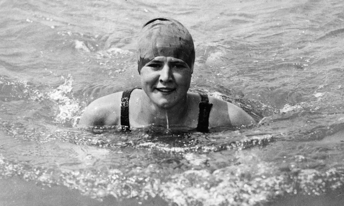 Storia_Sport's tweet photo. 100 anni fa, il #6agosto 1926 Gertrude Ederle divenne la prima donna ad attraversare la Manica a nuoto in 14 ore e 34 minuti, centrando un primato assoluto https://t.co/bJ9J7IWOUj