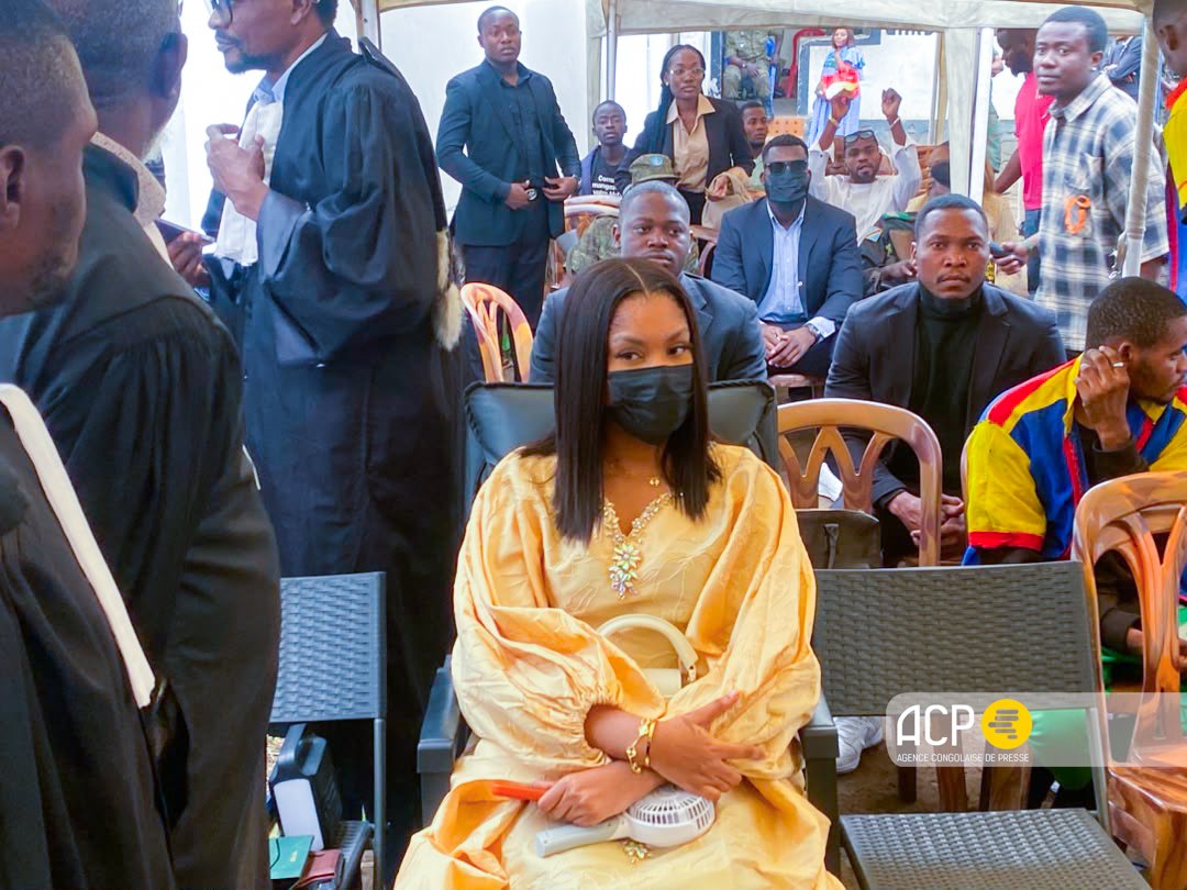acprdcongo's tweet photo. #RDC : 250.000 USD, est la somme réclamée jeudi à la chanteuse congolaise Deborah Tshimpaka Mulanga, alias Rebo Tchulo, à titre de dommages et intérêts, par les avocats de la partie civile Kasaï Sadisa, pour la seule infraction d’incitation des militaires, devant le tribunal militaire de garnison de #Kinshasa/#Ngaliema, dans le nord de Kinshasa, capitale de la République démocratique du Congo.
"M. le président, sans pour autant aller plus loin, puisque toutes les conditions sont réunies, par ces motifs, nous demandons au tribunal de dire, de juger et d’établir, en fait comme en droit, ainsi que de condamner d’abord la prévenue Rebo, à titre personnel, pour la faute qu’elle a commise en incitant les militaires, au paiement, à titre de dommages et intérêts, d’une somme de 250.000 USD, payable en monnaie ayant cours légal", ont déclaré les avocats de la partie civile.
L'artiste congolaise est poursuivie pour incitation présumée des militaires à poser des actes contraires à la loi et à la discipline des Forces armées de la RDC (#FARDC).
Treize (13) militaires, dont quatre (4) en fuite, y sont également poursuivis et doivent répondre notamment de faits présumés de torture, extorsion, concussion et violation des consignes militaires à l’encontre du nommé Kasaï Sadisa.
Découvrez d'autres infos sur notre site web : https://t.co/tGEWJ2Bgzn