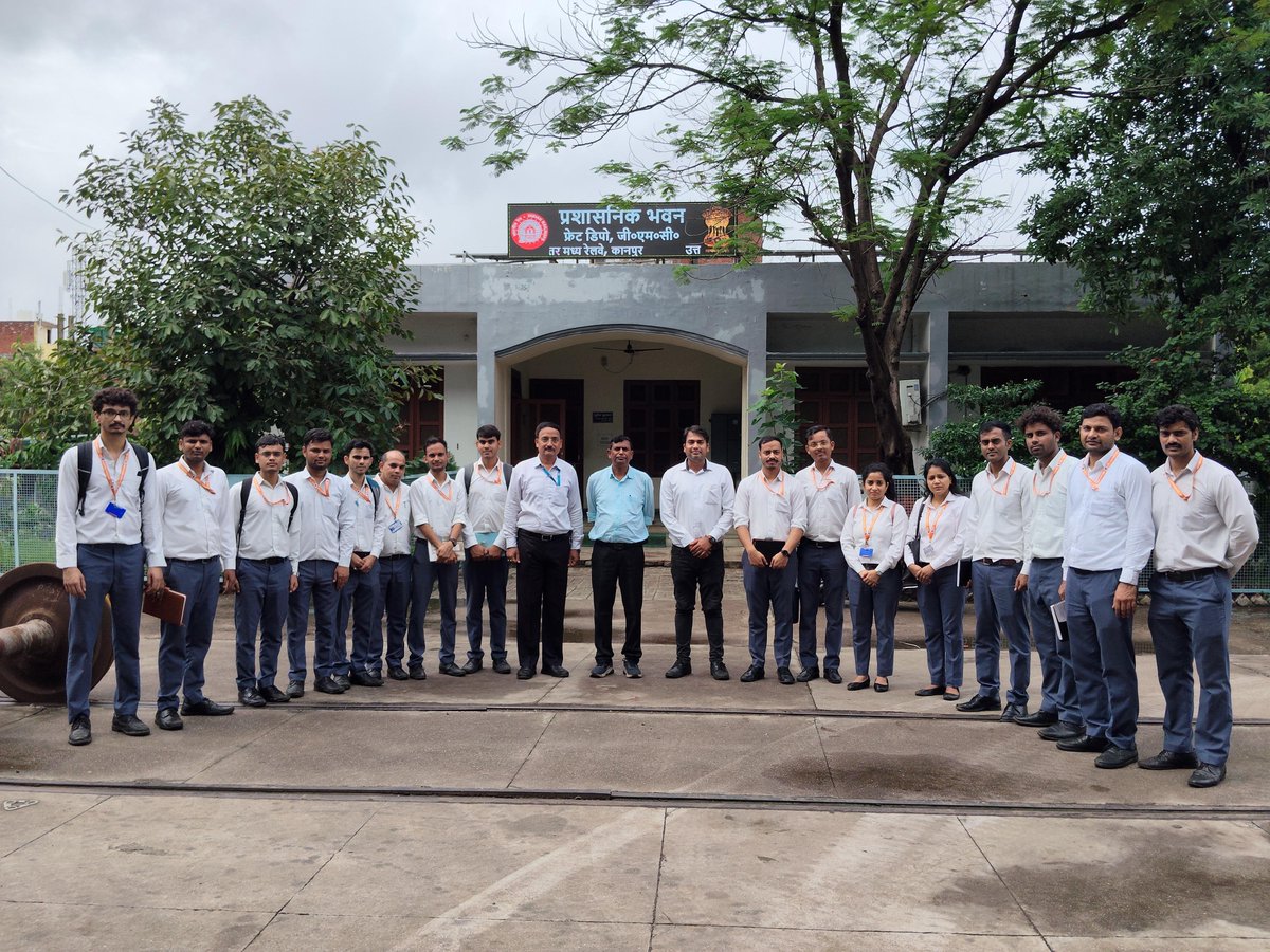 stclucknow's tweet photo. Trainees of STC, Charbagh, Lucknow underwent intensive practical field exposure at the ROH Depot, GOC Kanpur, gaining firsthand experience of BLC Wagon Routine Overhaul (ROH) practices.
#STCLucknow #NorthernRailway #IndianRailways https://t.co/DLVMcY33EZ
