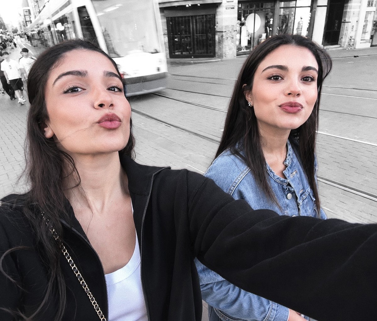 ruxsdi's tweet photo. The cutest sisters ever 👭🏻💖 
#LizgeCömert https://t.co/a2xcy5AY99