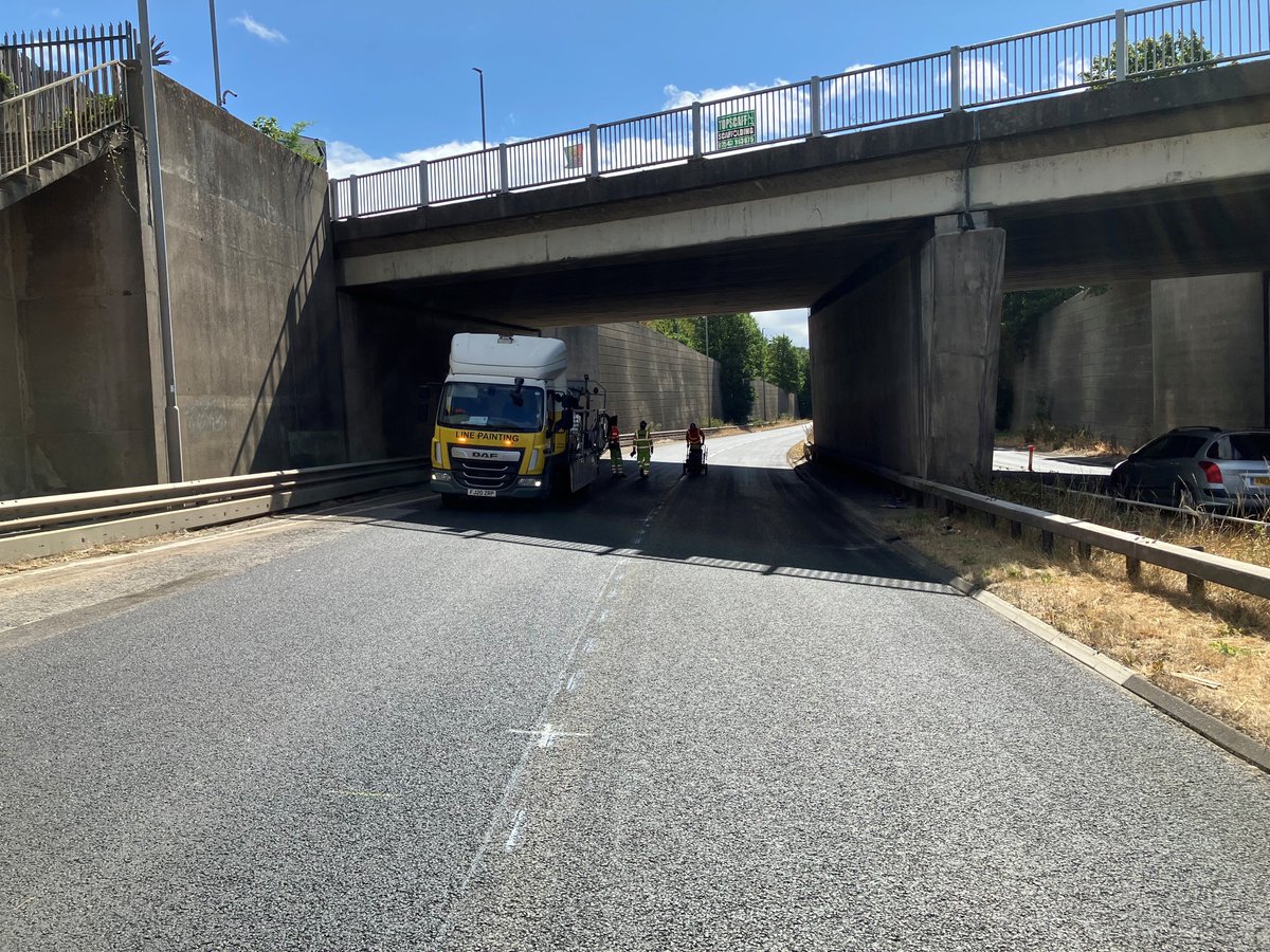 ConnectingLeeds's tweet photo. 🚧 Summer works at #DawsonsCorner &amp; #StanningleyBypass continue

Road gulley repairs and resurfacing start Mon 27 July–26 Aug with contraflow traffic management, temp 30mph and some overnight closures.

Delays are expected. Please allow extra time.👇

 https://t.co/69HWxUc5kg https://t.co/STM7vt5uNW