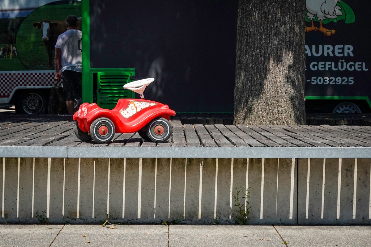 Stef2Ulm's tweet photo. Auch #Ulm...
Wie gestern ein roter #Oldtimer, diesmal aber #BobbyCar https://t.co/pZOV4JFQqh