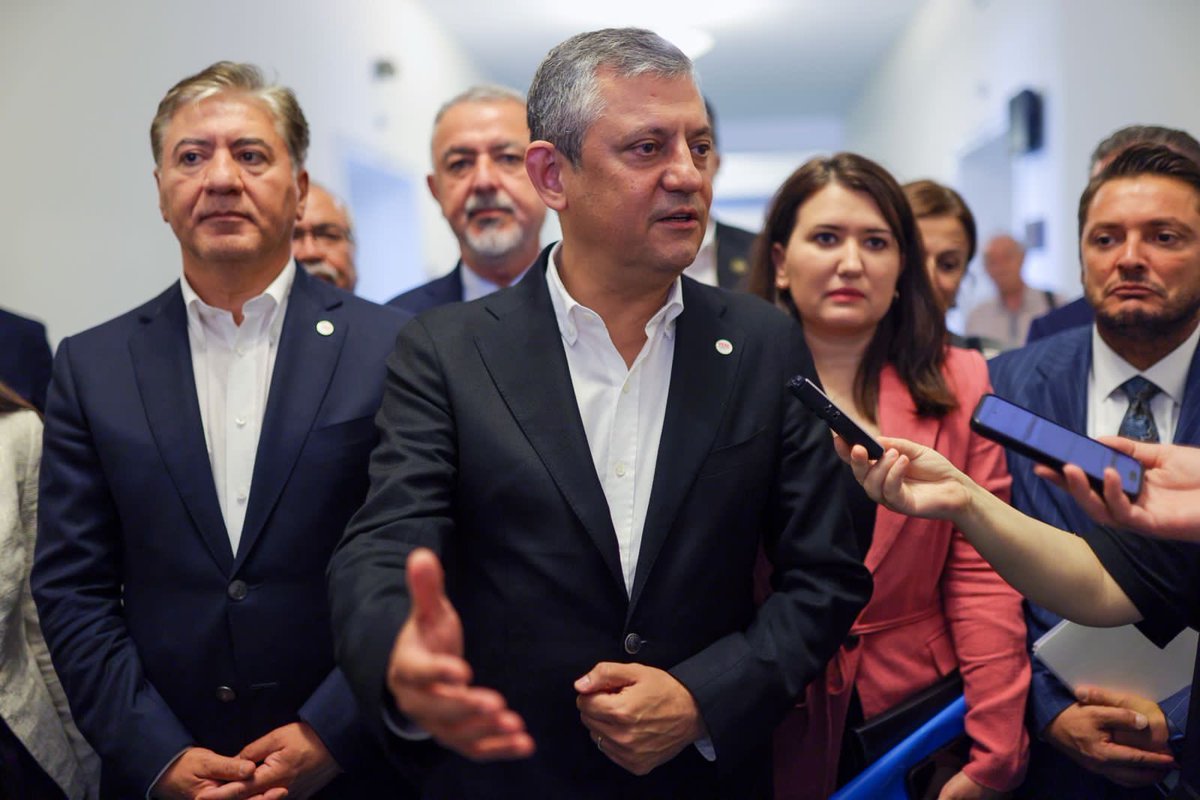 yenipartiyiz's tweet photo. Genel Başkanımız Özgür Özel, TBMM’de basın mensuplarının gündeme dair sorularını yanıtladı. https://t.co/Nqf3aJh6j7