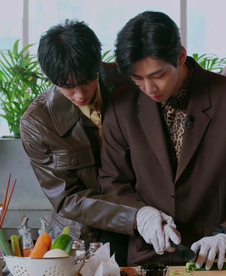 dik_jinnie's tweet photo. [📺 Variety Show — "Home Table"]
From Suami Bucin Series
#taejin #vjin #태진 

Pasangan suami bucin menjadi bintang tamu di variety show. https://t.co/2NYQe333Jv