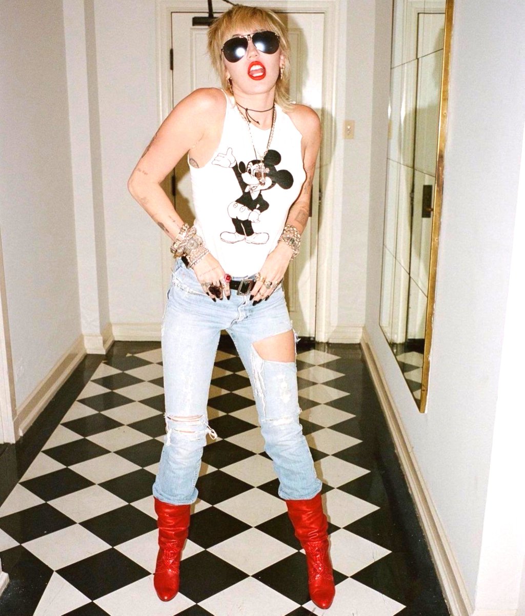 malibuwmiley's tweet photo. I love how chameleonic Miley is.

In every era it's a different girl https://t.co/GDvmVaalVO
