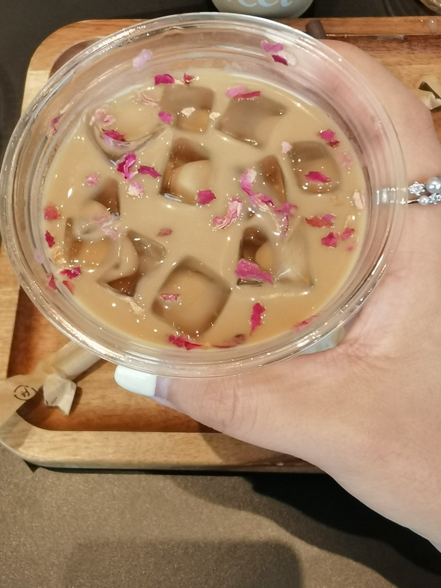 _hellomeme's tweet photo. Just kicked back with a cold iced latte and my favorite playlist—weekend vibes don’t get much better than this! https://t.co/FgMLWEcEMg