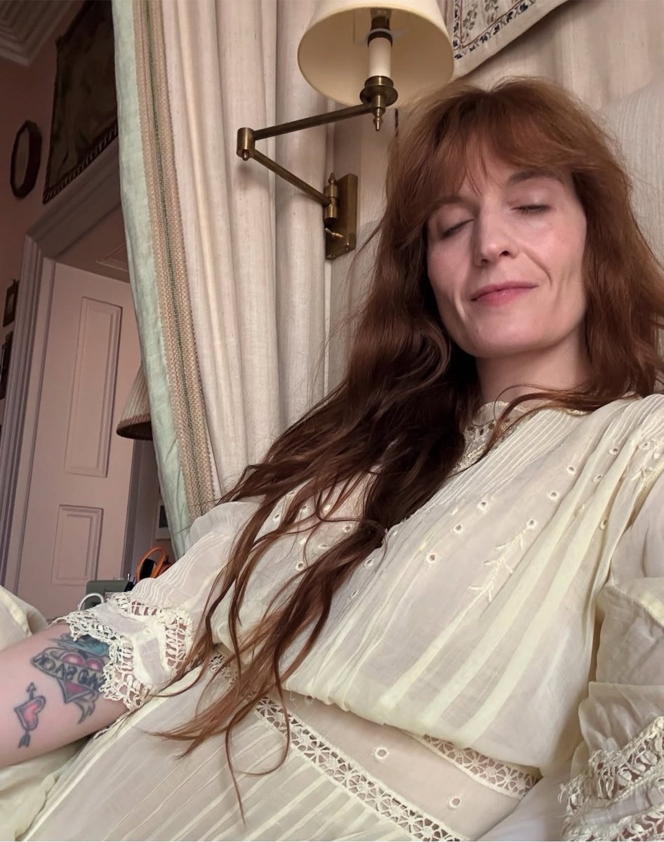 perfumeandmilk's tweet photo. BABY WAKE UP NEW FLORENCE WELCH PICTURE JUST DROPPED https://t.co/49Q1ICJ5af
