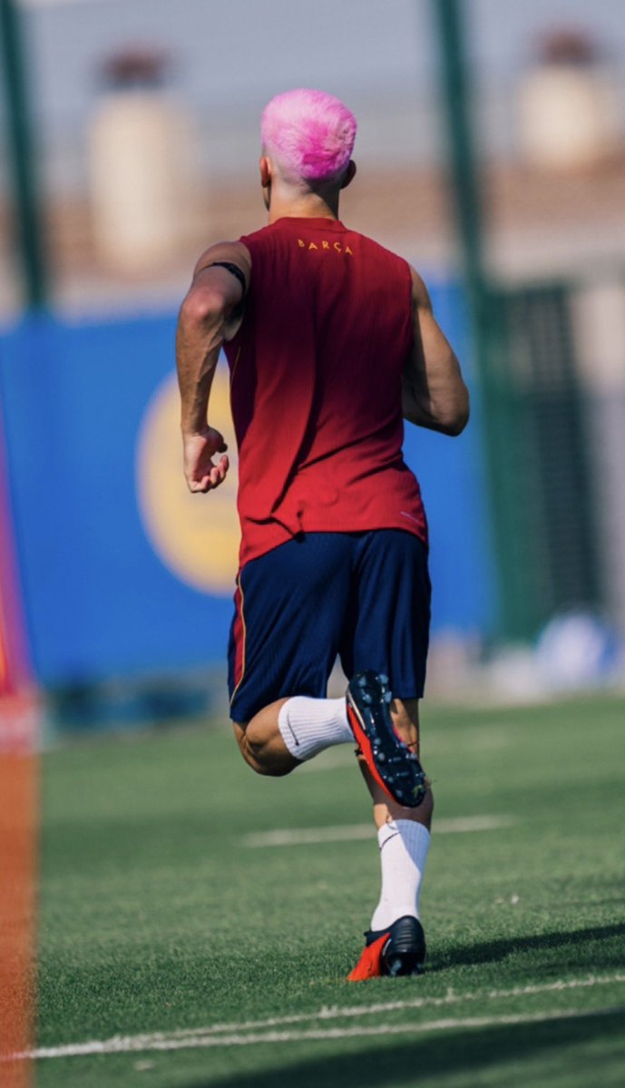 cubapau's tweet photo. omg the hair from behind........ https://t.co/9XCoSwm0J6