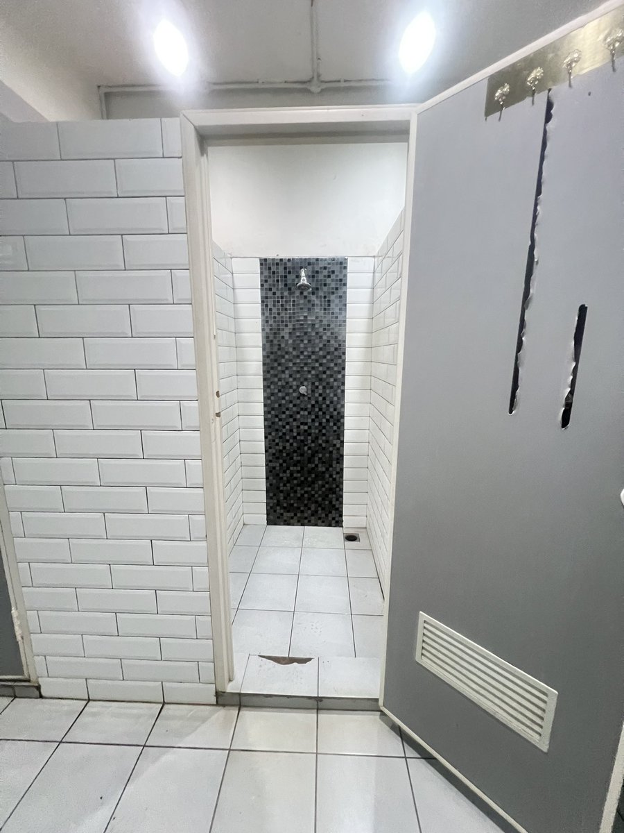 yuserneyim's tweet photo. Harus sabar bgt nunggu. Yg bagus selalu muncul diakhir wkwk. Di shower 1, di urinoir 2. #cruisingjkt #cruisingjakarta https://t.co/62laIqUBPj