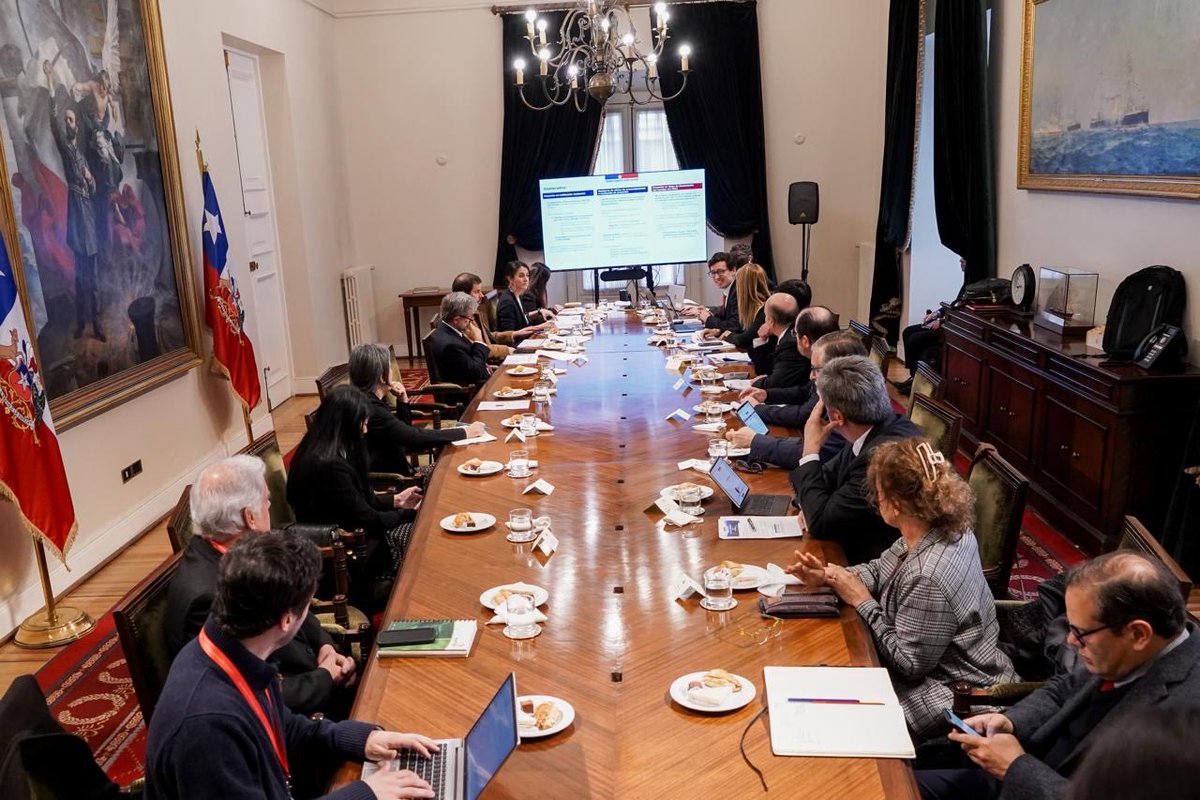 Min_Undurraga's tweet photo. Hoy participé en el Consejo de Economía, realizado en el Palacio de La Moneda junto a Presidencia. Seguimos trabajando de manera coordinada para impulsar iniciativas que contribuyan al desarrollo del país, con la cultura como un eje fundamental. https://t.co/SxEZLEd2u6