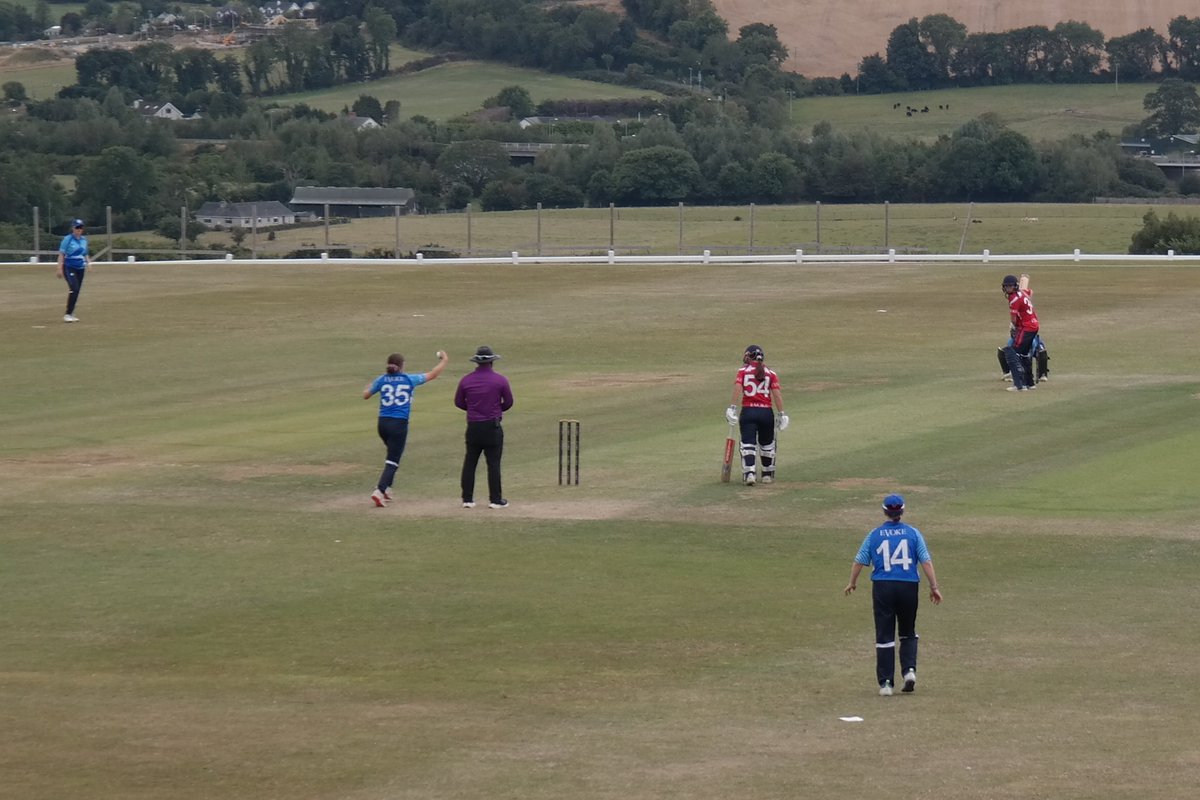 cricketireland's tweet photo. 🔴 𝙎𝘾𝙊𝙍𝙀 𝙐𝙋𝘿𝘼𝙏𝙀  🔵

𝘿𝙧𝙖𝙜𝙤𝙣𝙨 136/2 at Oak Hill

(255 runs needed off 25 overs at 10.2 per over)

Follow it here 📲 https://t.co/4b1NoqSxaO

#SuperSeries | @EVOKE https://t.co/05BC9OYovy