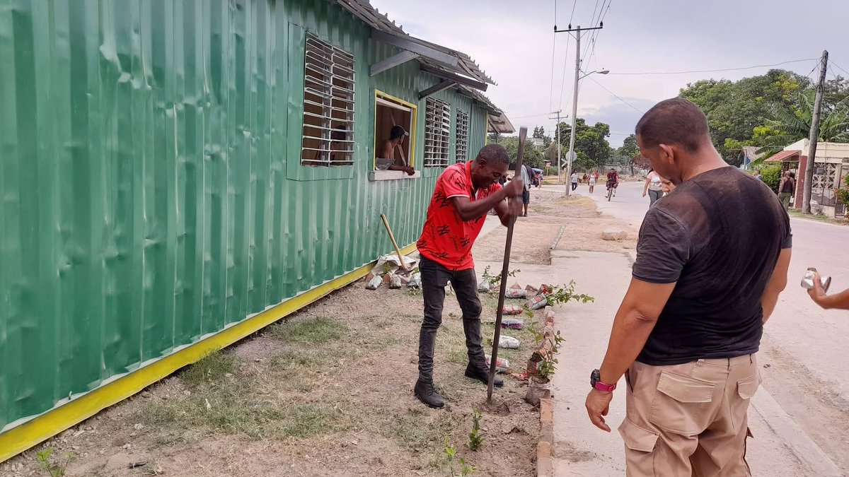 PrensaGtmo's tweet photo. 🚧 Así avanza el Centro Comunitario de Cargas y Servicios en Pedro A Pérez y 8 Sur.

👷Construido por la EASE-GT como alternativa ante el déficit energético, se prevé su apertura el 13 de agosto, fecha simbólica por el Centenario del Comandante en Jefe.

#GuantánamoNoSeDetiene https://t.co/MwZo2JZJJd