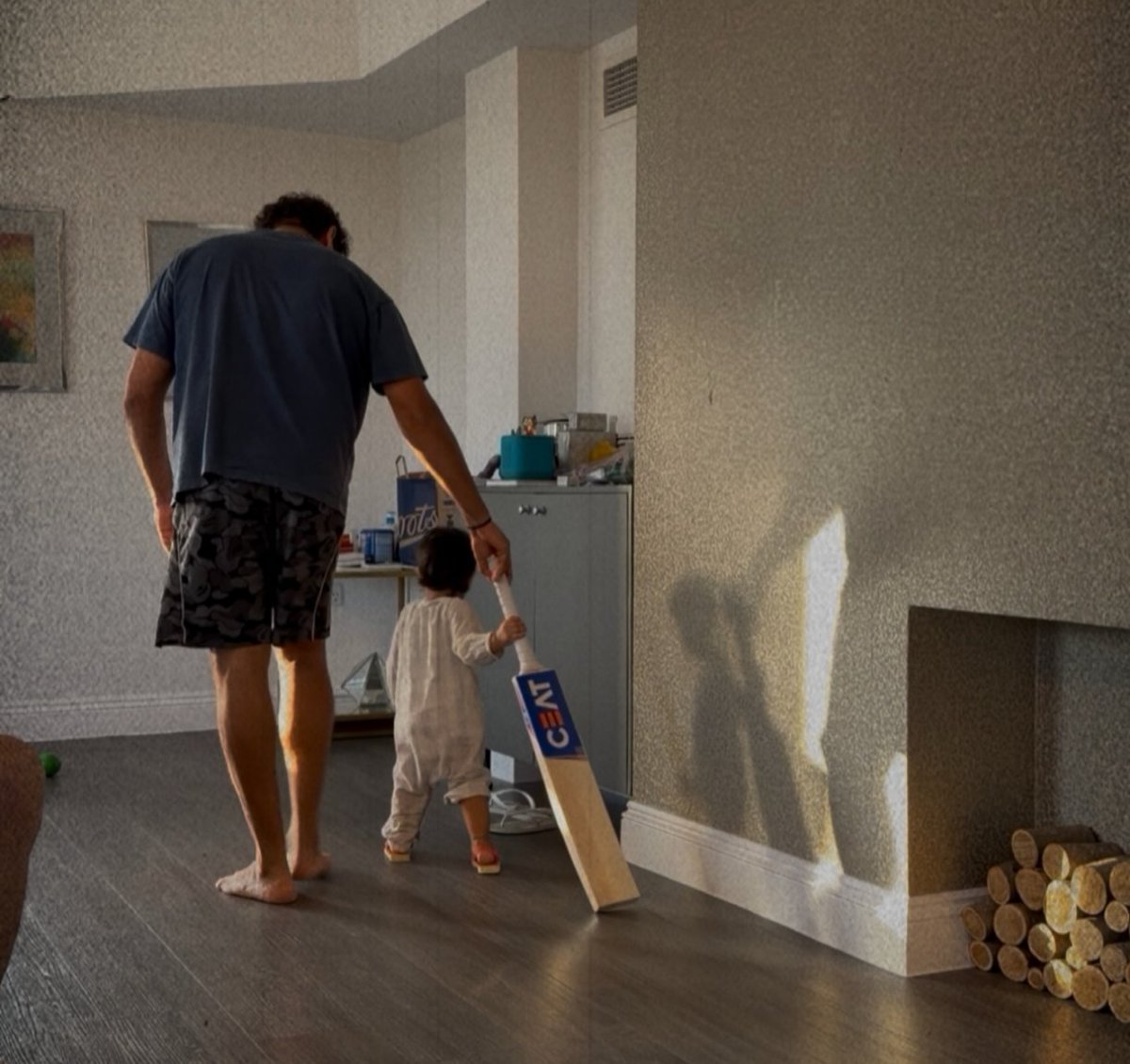 CricCrazyJohns's tweet photo. CUTEST PICTURE OF THE DAY 🥹❤️

Rohit Sharma's baby holding the CEAT bat. https://t.co/MV8qbpch2o