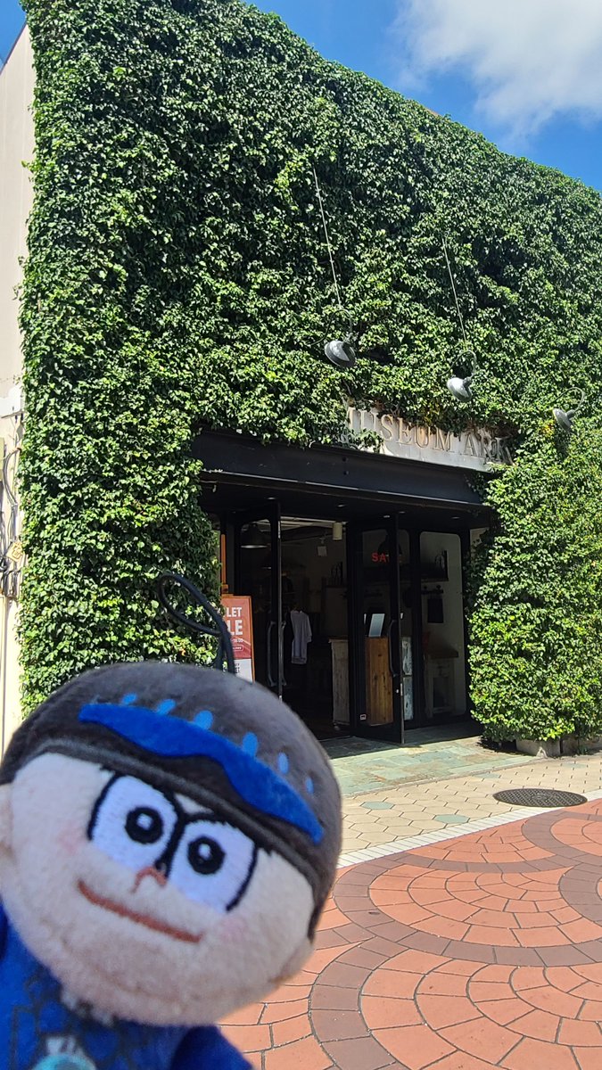 marumomochi's tweet photo. アニメイトに用事あったので…😁ついでに実写映画おそ松さんのロケ地をちょろっとまわってきましたん🍢

一回しか観てない記憶なので…😂まあ、おそらくあの辺だな～と…そう思いながらてんてんと歩いた(笑)
たぶん合ってるはず！
次男と三男と四男と長男のシーン

続↓ https://t.co/2Nzy5bQqGh