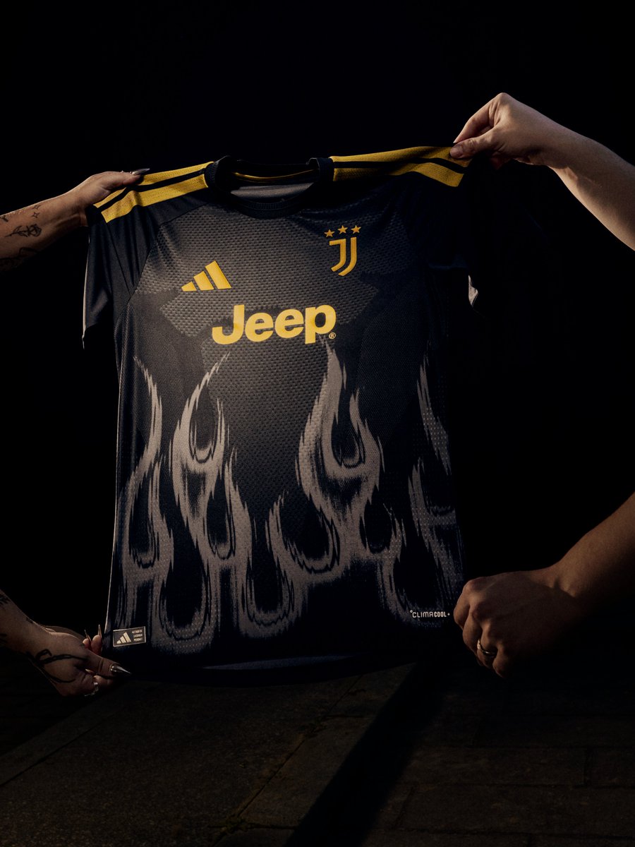 juventusfc's tweet photo. Il fuoco non è solo nel design.​ È dentro di te 🔥

Vi presentiamo il terzo kit della Juventus 26/27 👕

Disponibile su https://t.co/iHlCHxdL9F e in tutti gli Official Store Juventus.​

🔗 https://t.co/gMKnN5lMYK https://t.co/1SRcPH7voC