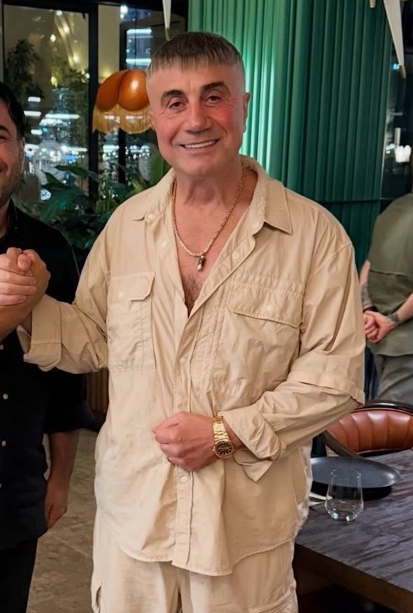 memleketyoutube's tweet photo. 🔴 Sayın Reis Sedat PEKER, kira ve borçlarını ödemekte zorlanan bir kadının yardım çağrısına kayıtsız kalmadı.

— İhtiyaç sahibi kadına 300 bin TL maddi destekte bulunan Sayın Reis Sedat PEKER, okula başlayacak olan küçük kızını da unutmadı; eğitimine katkı sağlaması için tablet hediyesi gönderdi.