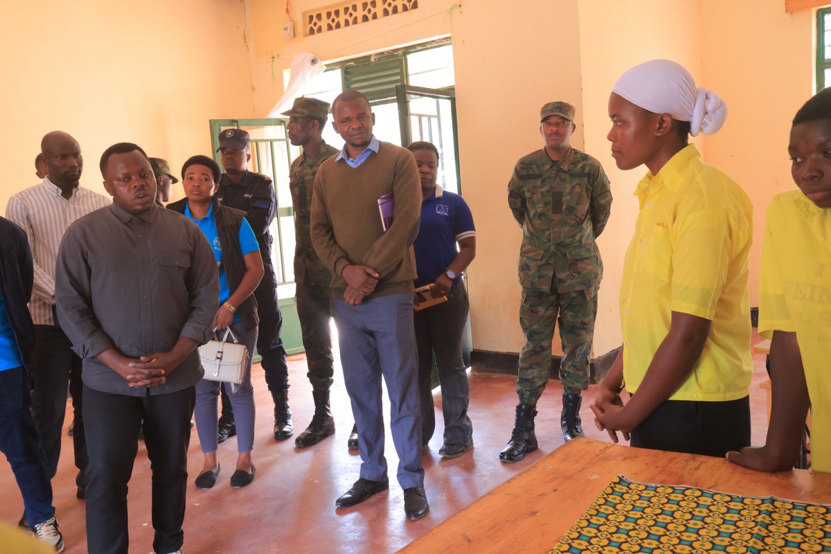 RutsiroDistrict's tweet photo. #Rutsiro: Minisitiri w’Urubyiruko n’Iterambere ry’Ubuhanzi Bwana @jnabdallah yasuye Akarere mu rwego rwo kuganira n’urubyiruko. Minisitiri, hamwe n’abashyitsi bari kumwe, babanje gusura ikigo cy’urubyiruko cya Rutsiro giherereye mu Murenge wa Ruhango, Akagari ka Nyakarere. https://t.co/NmaXpYrMK4