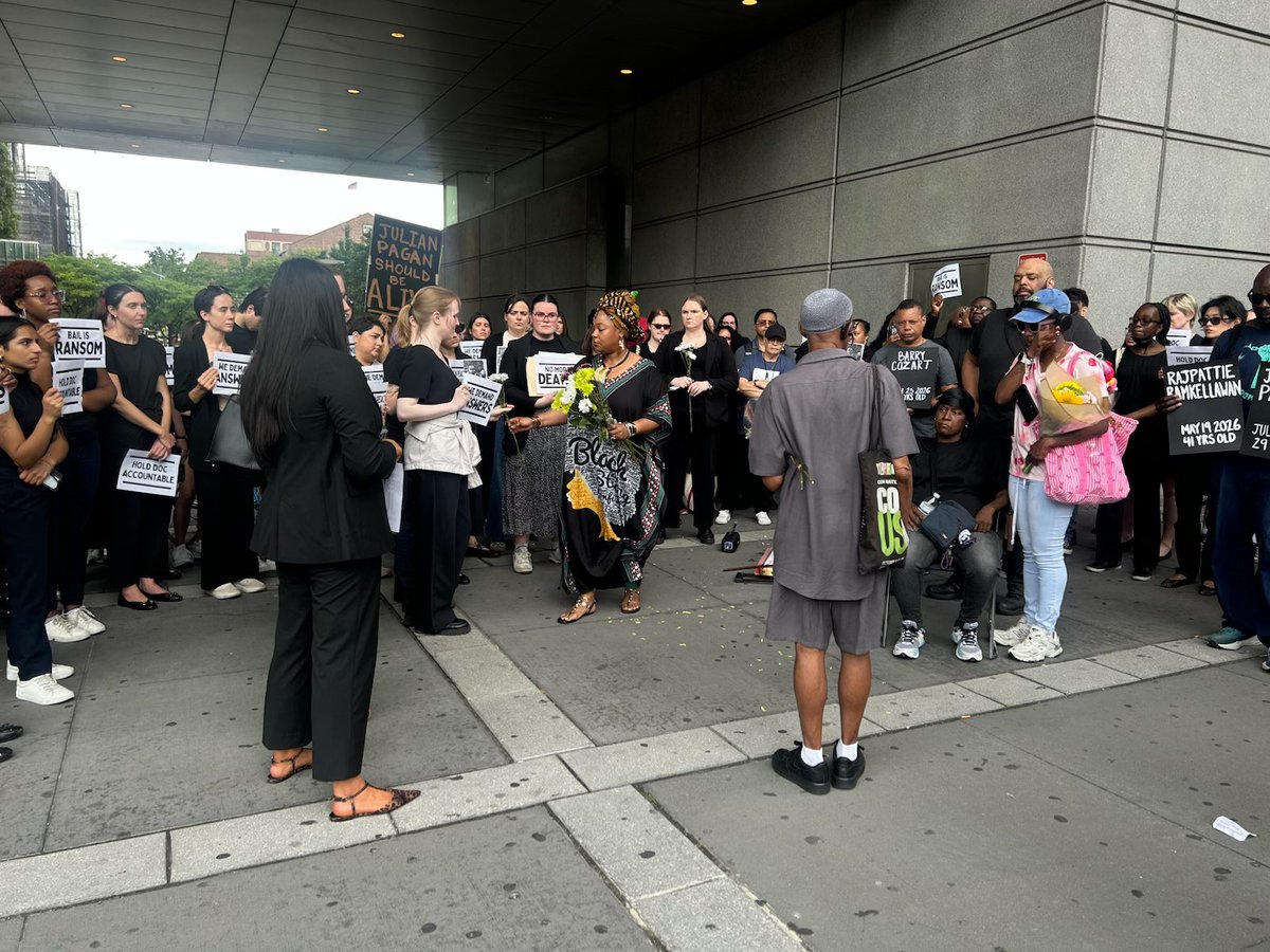 nyc_defenders's tweet photo. Say his name.

Julian Pagan. 

We joined @JailsAction @haltsolitary_ny and @legalaidnyc at the vigil of 29 year old Julian Pagan who died in city custody in Bronx courthouse. No one should die in arraignments. Our hearts go out to family members, loved ones, and his legal team. https://t.co/xVLyD1sD9a