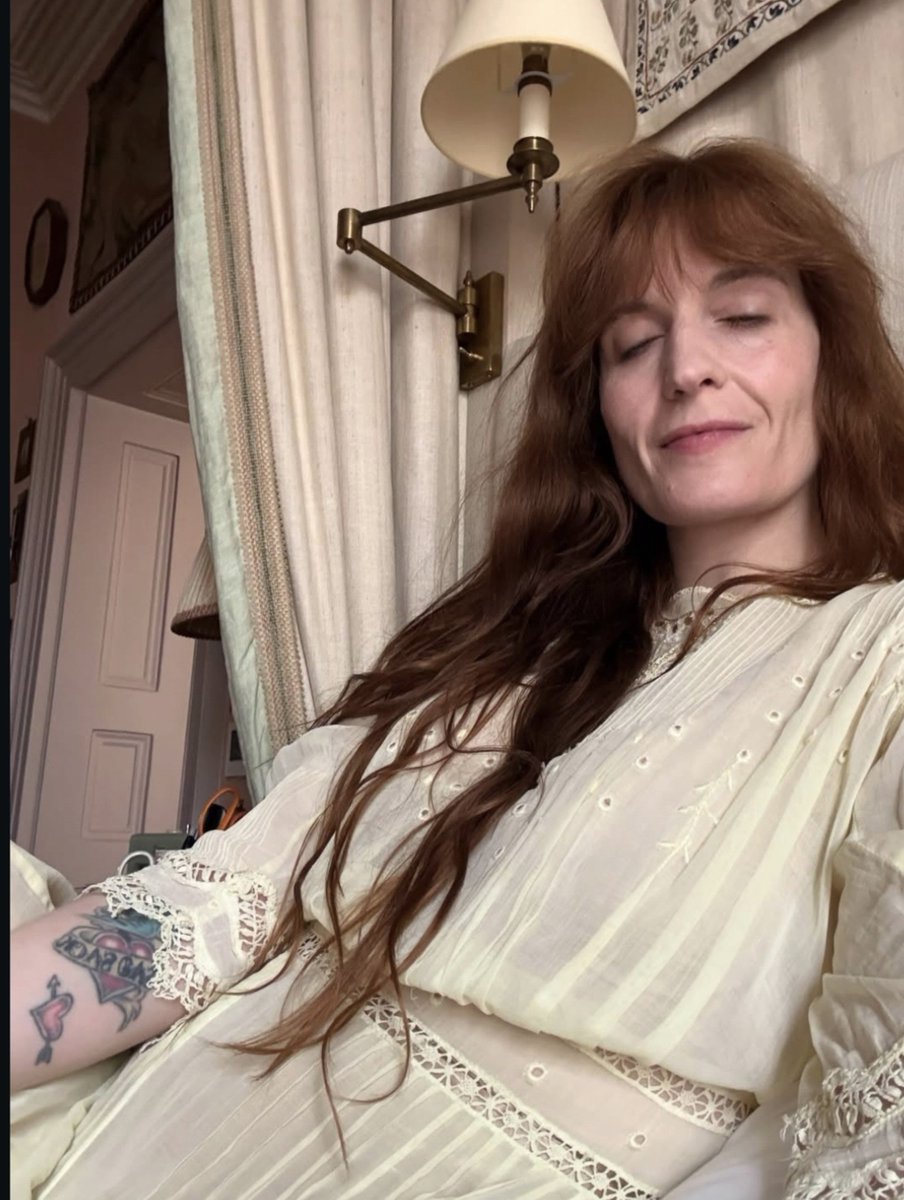 acervofatm's tweet photo. QUEM TÁ VIVA SEMPRE APARECE! 

Florence em nova selfie via Instagram https://t.co/FG2Sz4Cts1