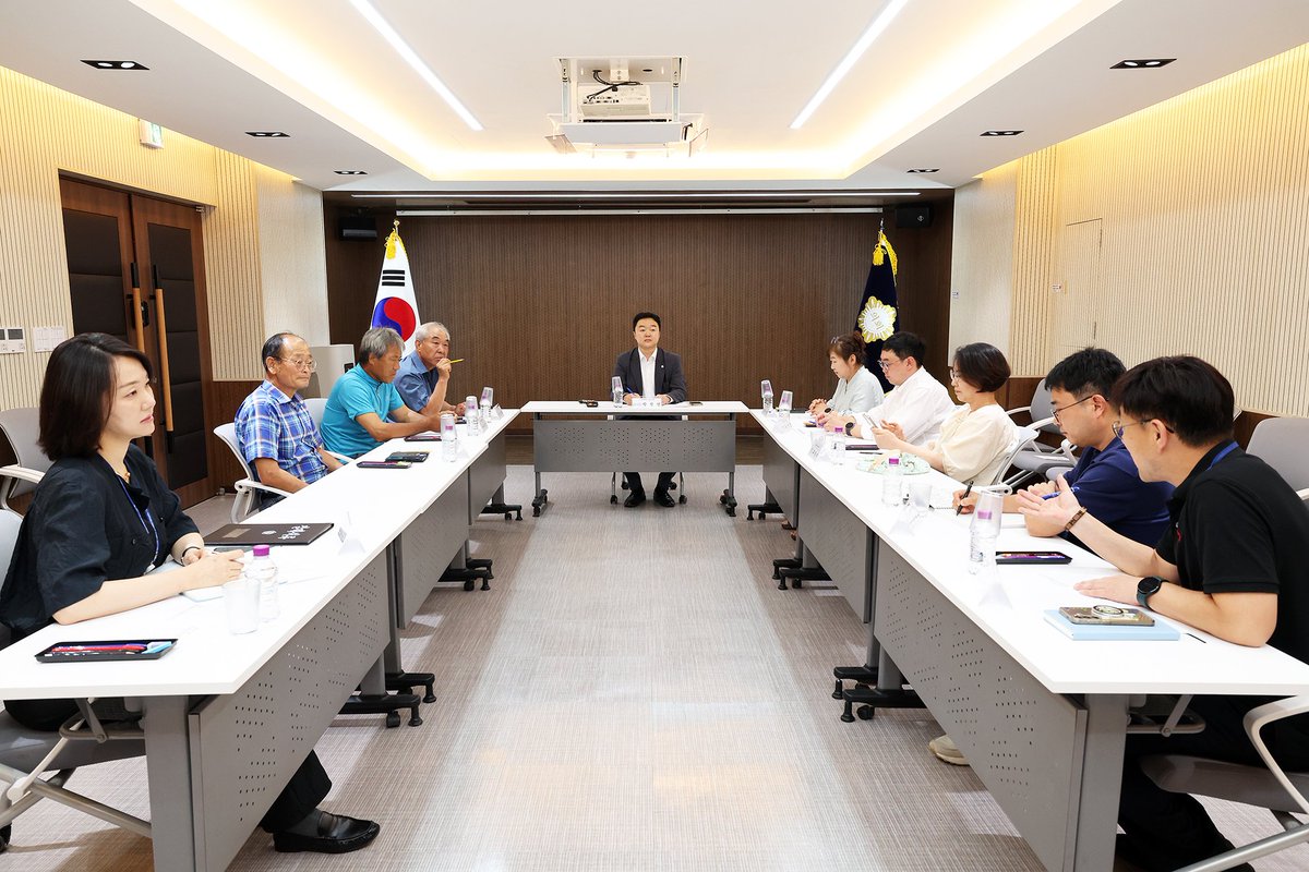 polipresso's tweet photo. 🚩박석연 유성구의원, ‘유성구 축제 활성화를 위한 소통 간담회’ 개최

[관련기사]
https://t.co/OIWDjvtsAA

#유성구 #축제 #사회적경제 #로컬푸드 #간담회 #대전 #유성 #진잠동 #학하동 #원신흥동 #상대동 #원내동 #교촌동 #대정�� #용계동 #성북동 #방동 #세동 #송정동 #계산동 #덕명동 #복용동 https://t.co/16FRt6mLyc