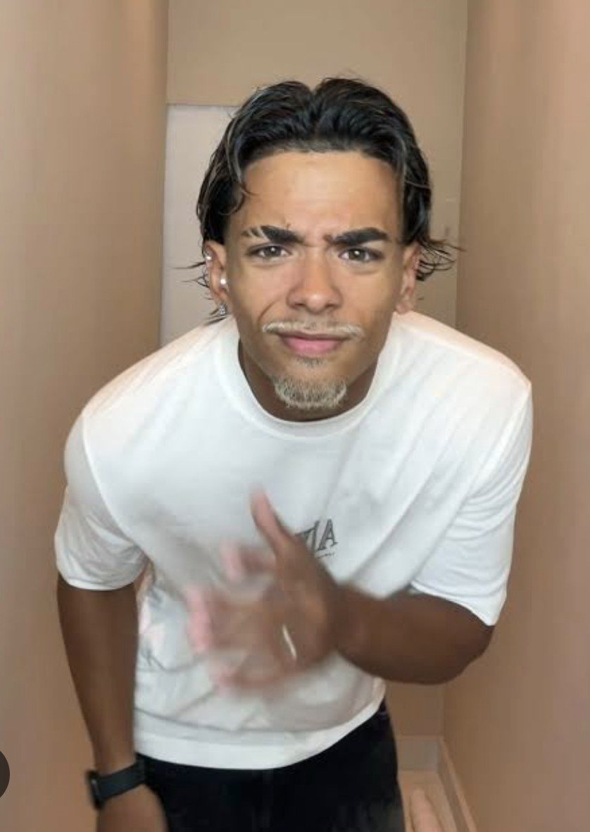 iristqn's tweet photo. @joao27vs @thaisdocec @Caduzinkkjj @MarcoNunes61851 branca sou eu, esse menino nunca na vida q é branco https://t.co/JhfvPo2f1G