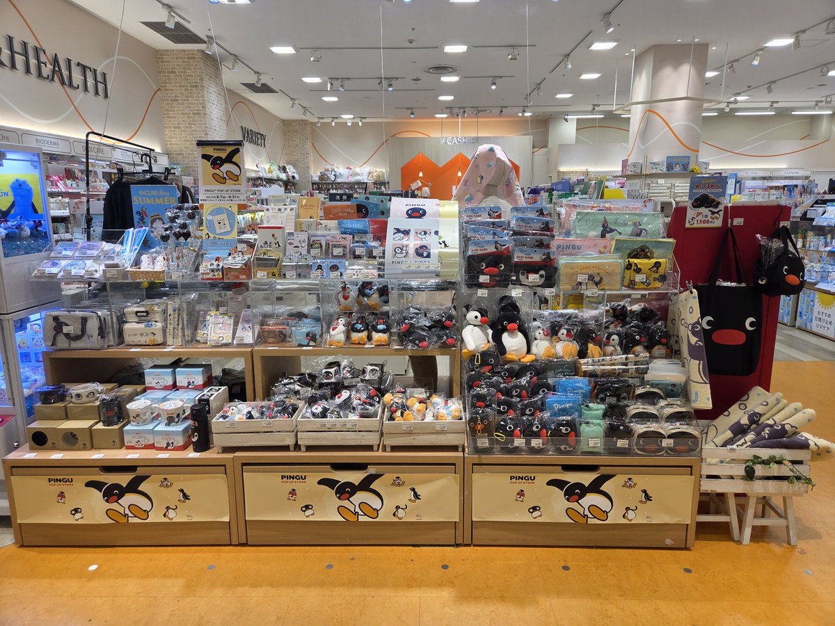 pingu_jpn's tweet photo. PINGU™ POP UP STORE 📍インキューブ イオンモール千葉ニュータウン店で開催中‼🎉

“毎日の暮らし”で使える便利でかわいいピングーグッズが揃った『PINGU™ POP UP STORE』を是非お楽しみください💐👀

※在庫状況は店舗までご確認下さい。

🐧開催情報
★インキューブ イオンモール千葉ニュータウン店
8月7日（金）～8月31日（月）
各店開催情報はHPを参照お願いいたします。 https://t.co/q2TYwlGXqC

🎁お買い上げプレゼント
店舗内のグッズを税込3,300円以上お買い上げのお客様にはオリジナルノベルティ『サコッシュ』をプレゼントいたします。
※１会計につき１点のお渡し、無くなり次第終了となります。