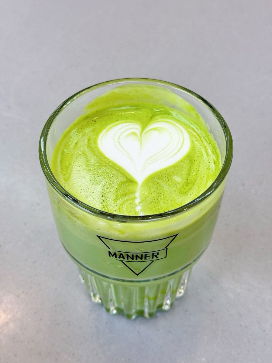 NobleMadol3dl's tweet photo. DIY iced matcha latte in 2 mins! Whisk matcha powder + hot water, pour over ice u0026 oat milk. Creamy, earthy, perfect for summer vibes. https://t.co/gwHxDXPJu3
