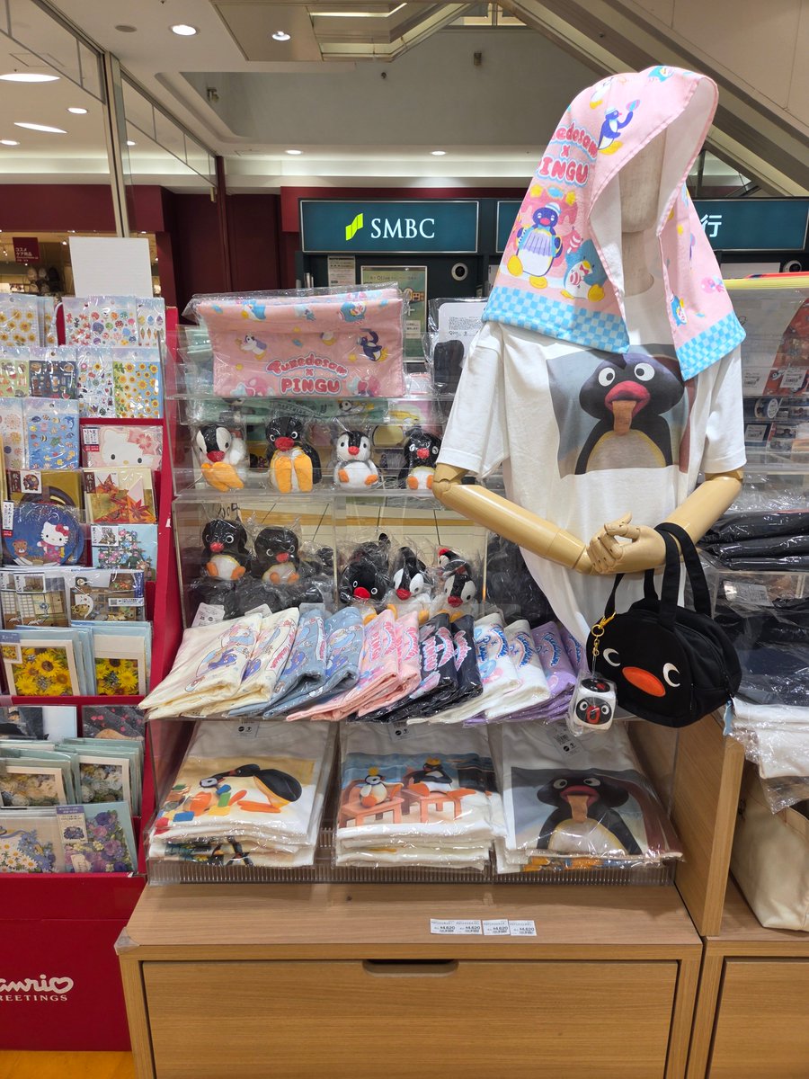 pingu_jpn's tweet photo. PINGU™ POP UP STORE 📍インキューブ イオンモール千葉ニュータウン店で開催中‼🎉

“毎日の暮らし”で使える便利でかわいいピングーグッズが揃った『PINGU™ POP UP STORE』を是非お楽しみください💐👀

※在庫状況は店舗までご確認下さい。

🐧開催情報
★インキューブ イオンモール千葉ニュータウン店
8月7日（金）～8月31日（月）
各店開催情報はHPを参照お願いいたします。 https://t.co/q2TYwlGXqC

🎁お買い上げプレゼント
店舗内のグッズを税込3,300円以上お買い上げのお客様にはオリジナルノベルティ『サコッシュ』をプレゼントいたします。
※１会計につき１点のお渡し、無くなり次第終了となります。