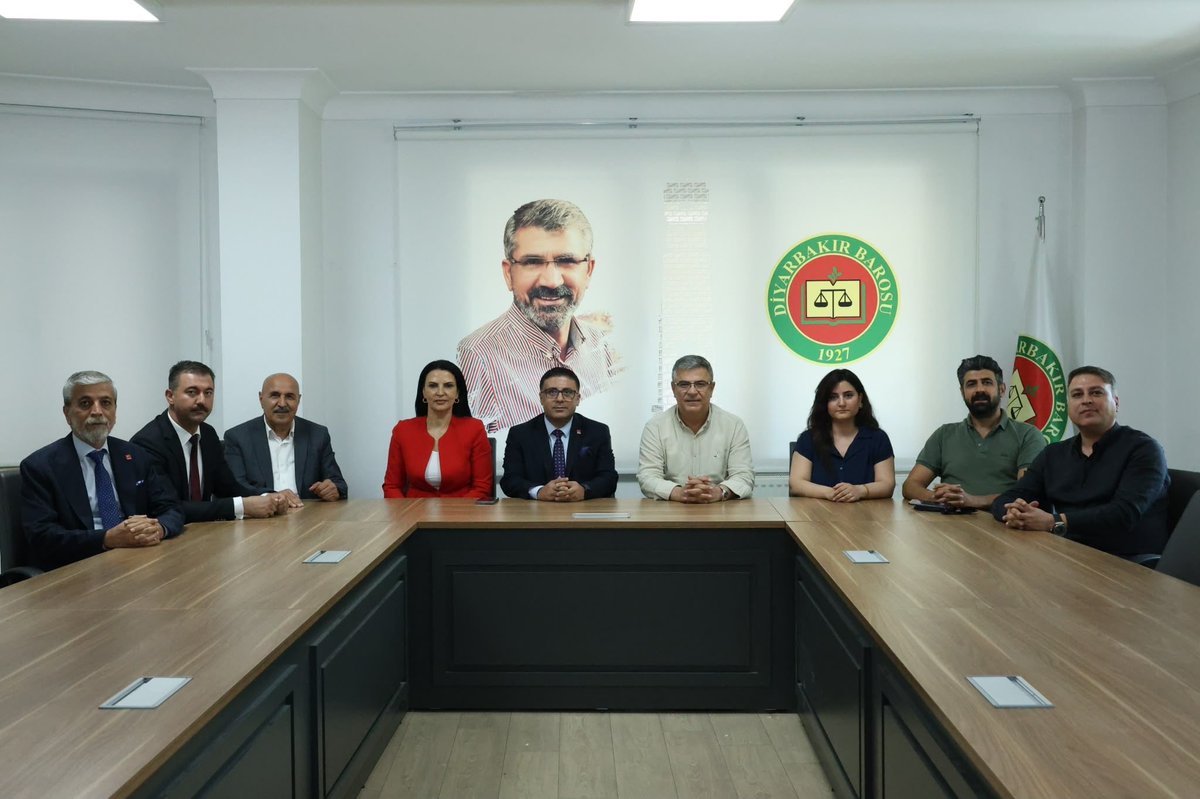 sertacekechp's tweet photo. Diyarbakır Barosu Başkanı Sayın Abdulkadir Güleç ve yönetim kurulu üyelerini ziyaret ederek verimli bir görüşme gerçekleştirdik.

Görüşmemizde, kamuoyunda gündemde olan çerçeve yasa başta olmak üzere ülkemizin hukuk sistemi, hukukun üstünlüğü, yargı bağımsızlığı ve savunma mesleğinin karşı karşıya bulunduğu güncel sorunlar üzerine kapsamlı değerlendirmelerde bulunduk.

Nazik ev sahiplikleri ve yapıcı fikir alışverişi dolayısıyla Sayın Baro Başkanımız Abdulkadir Güleç’e ve değerli yönetim kurulu üyelerine teşekkür ediyor, hukukun üstünlüğünü ve demokratik hukuk devletini güçlendirecek her türlü yapıcı diyaloğun önemini vurguluyoruz.

Av. Sertaç EKE 
CHP Diyarbakır İl Başkanı